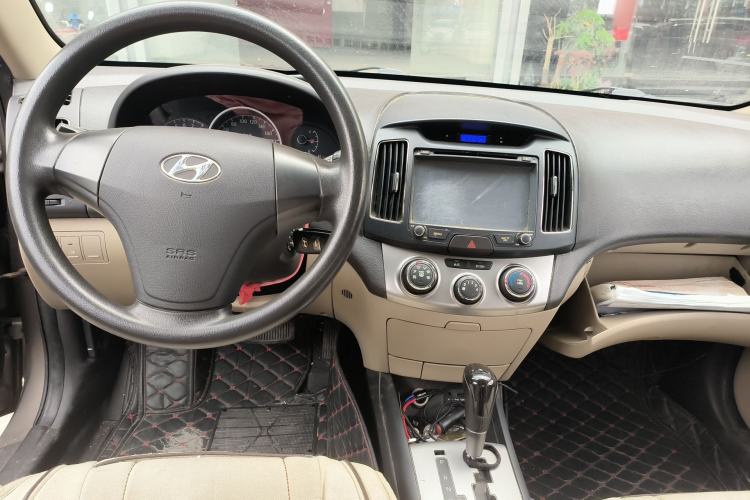 Used Hyundai Celesta 2011 1.6L Automatic Comfort Edition Center Console