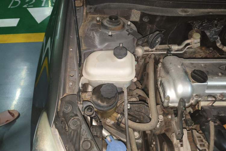 Used Hyundai Celesta 2011 1.6L Manual Comfort Edition Engine Bay Right