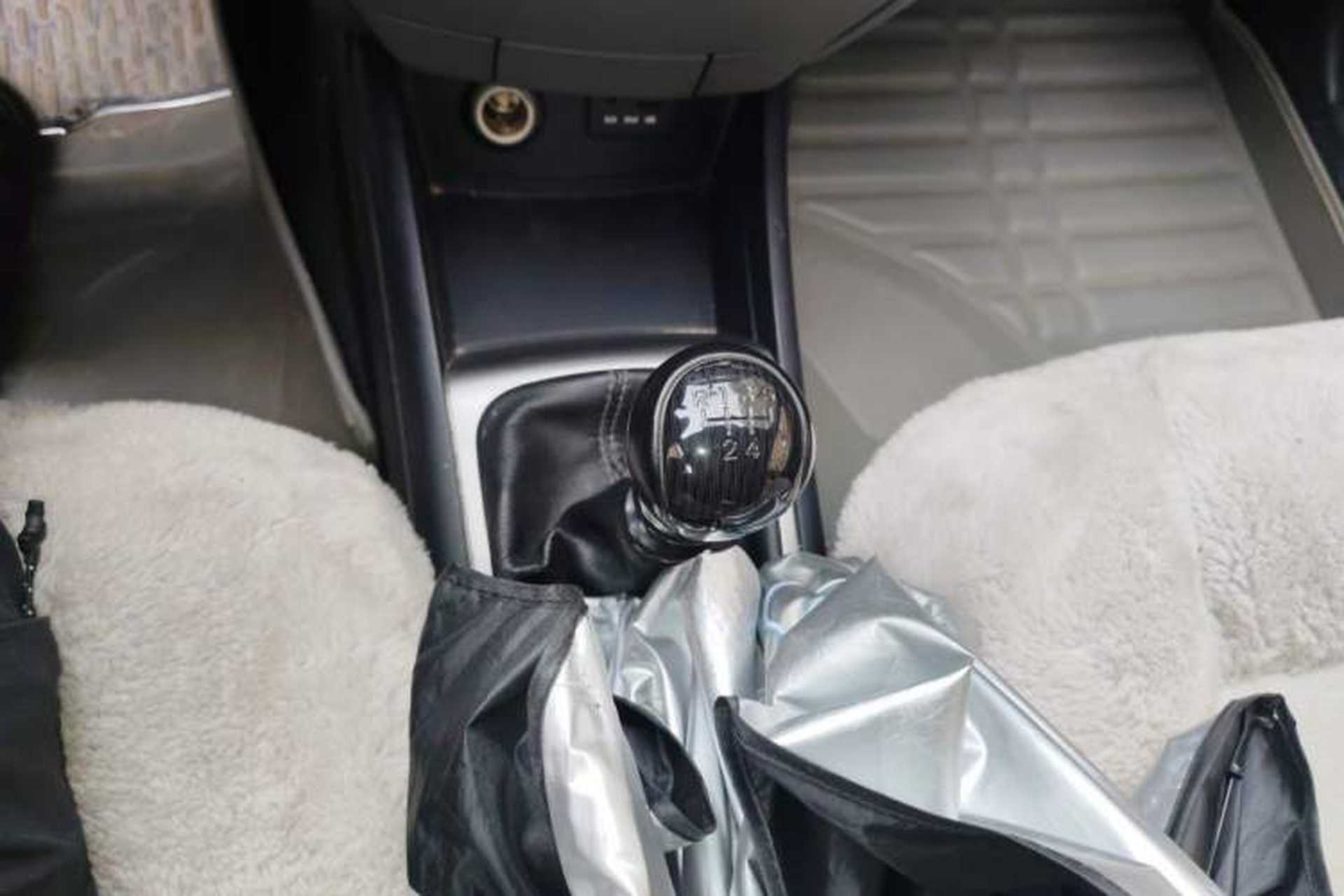Used Hyundai Celesta 2011 1.6L Manual Comfort Edition Gear Lever