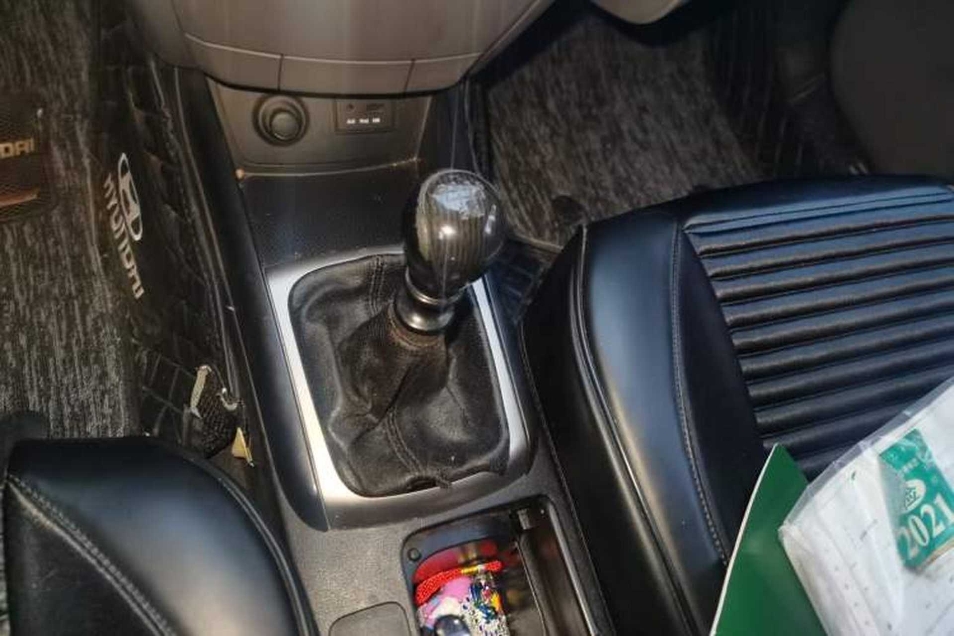 Used Hyundai Celesta 2011 1.6L Manual Comfort Edition Gear Lever