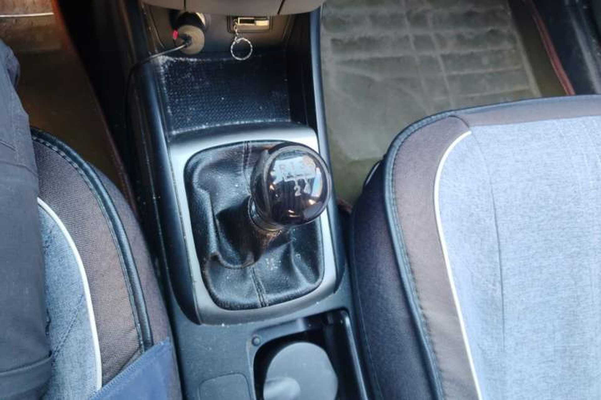 Used Hyundai Celesta 2011 1.6L Manual Comfort Edition Gear Lever