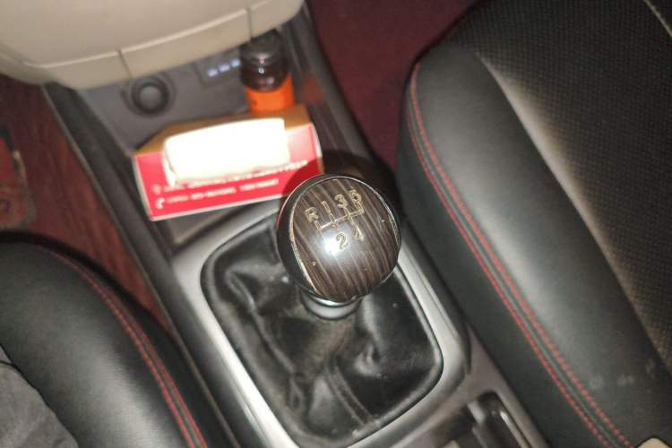 Used Hyundai Celesta 2011 1.6L Manual Comfort Edition Gear Lever