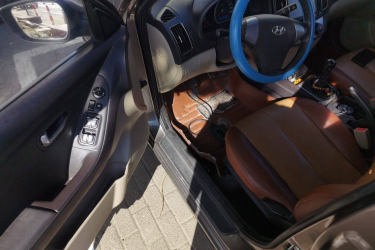 Used Hyundai Celesta 2011 1.6L Manual Comfort Edition Interior 3