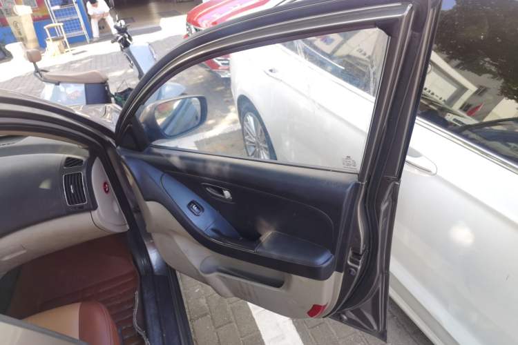 Used Hyundai Celesta 2011 1.6L Manual Comfort Edition Interior 5