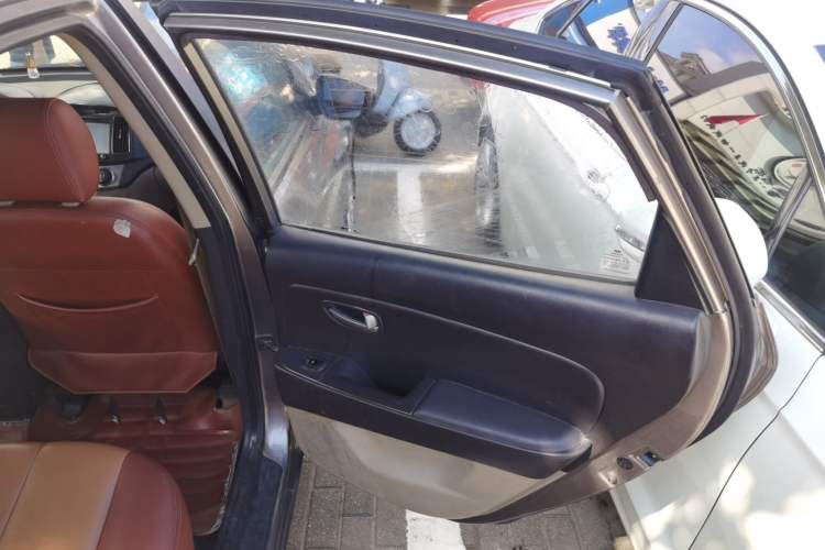 Used Hyundai Celesta 2011 1.6L Manual Comfort Edition Interior 6