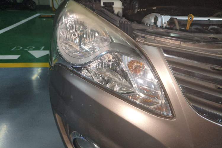 Used Hyundai Celesta 2011 1.6L Manual Comfort Edition Right Front Headlight