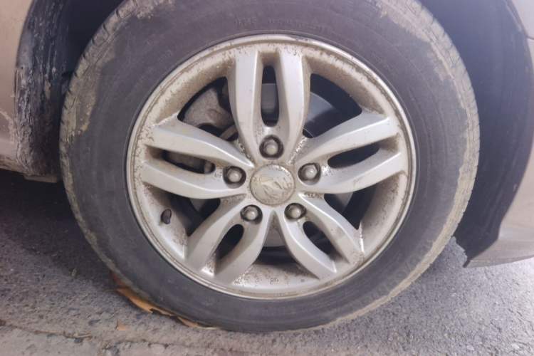Used Hyundai Celesta 2011 1.6L Automatic Comfort Edition Right Front Wheel Hub