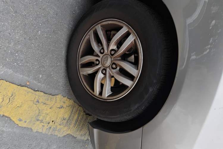 Used Hyundai Celesta 2011 1.6L Automatic Luxury Version Right Front Wheel Hub