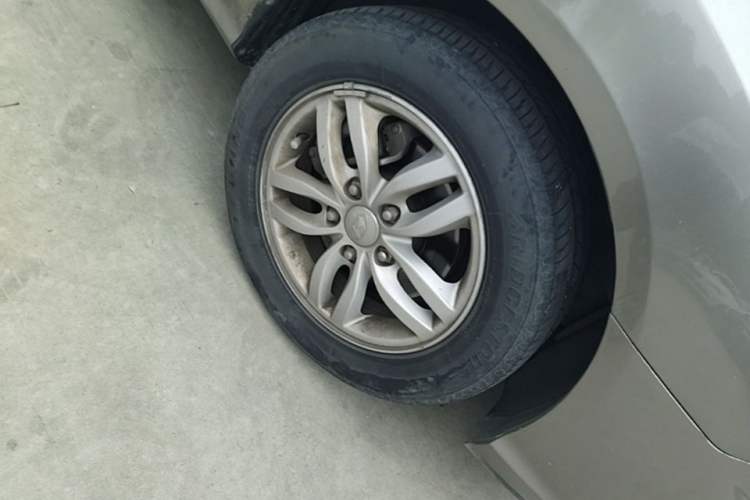Used Hyundai Celesta 2011 1.6L Automatic Comfort Edition Right Front Wheel Hub