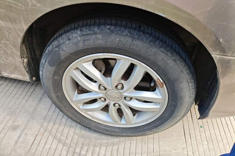 Used Hyundai Celesta 2011 1.6L Automatic Comfort Edition Right Front Wheel Hub