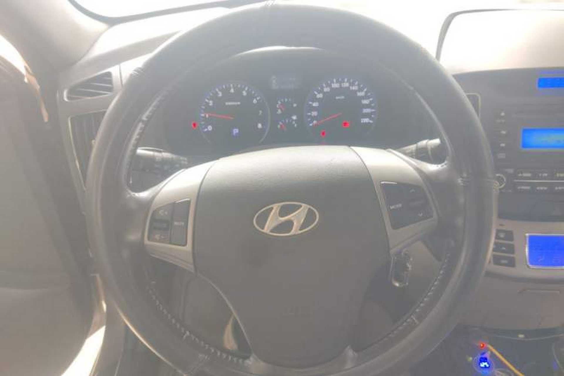 Used Hyundai Celesta 2011 1.6L Automatic Luxury Version Steering Wheel