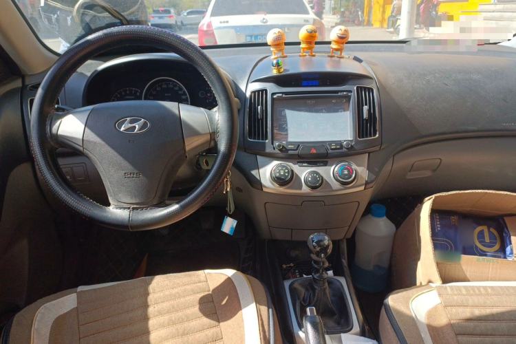 Used Hyundai Celesta 2011 1.6L Manual Luxury Model Center Console