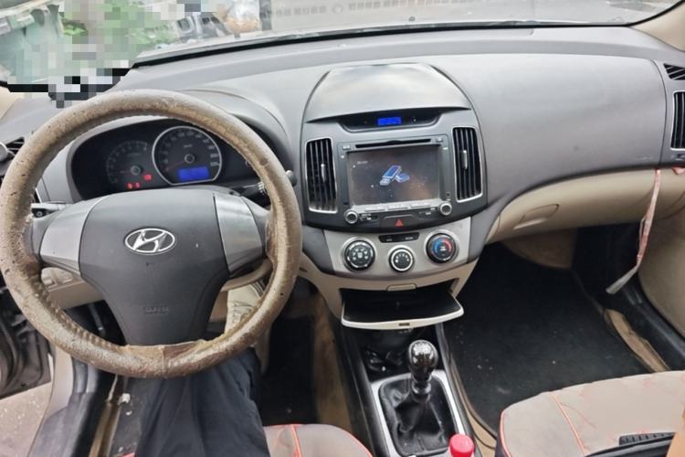 Used Hyundai Celesta 2011 1.6L Manual Luxury Model Center Console