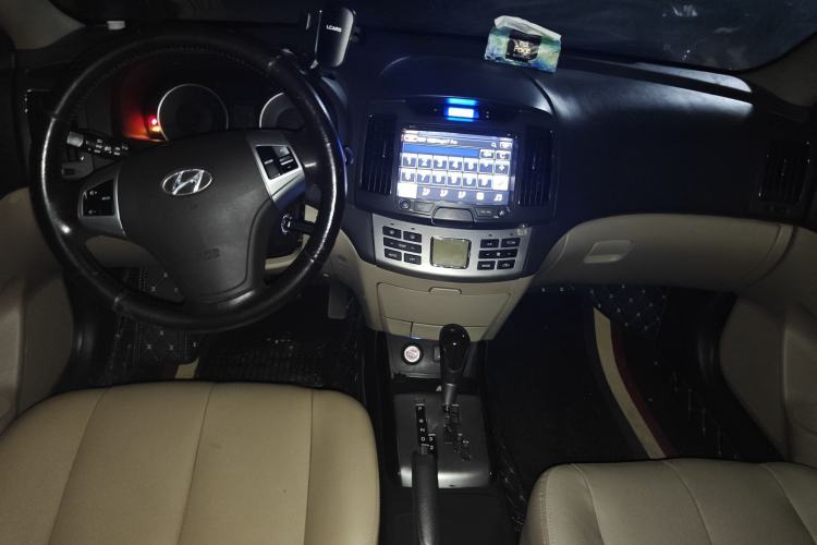 Used Hyundai Celesta 2011 1.6L Automatic Luxury Version Center Console