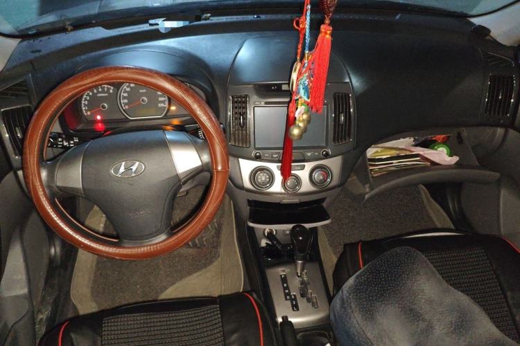 Used Hyundai Celesta 2011 1.6L Automatic Comfort Edition Center Console