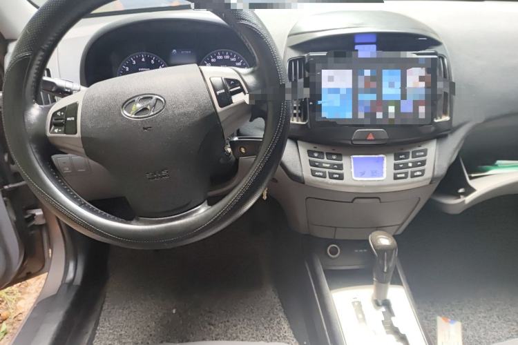 Used Hyundai Celesta 2011 1.6L Automatic Luxury Version Center Console