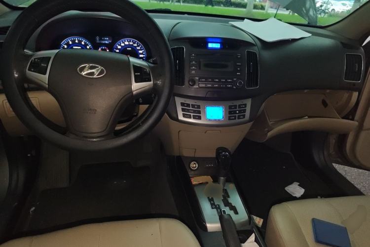 Used Hyundai Celesta 2011 1.6L Automatic Luxury Version Center Console
