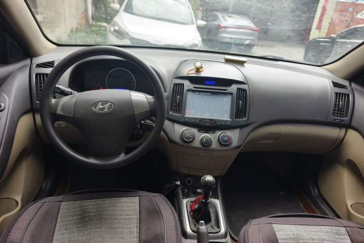 Used Hyundai Celesta 2011 1.6L Manual Luxury Model Center Console