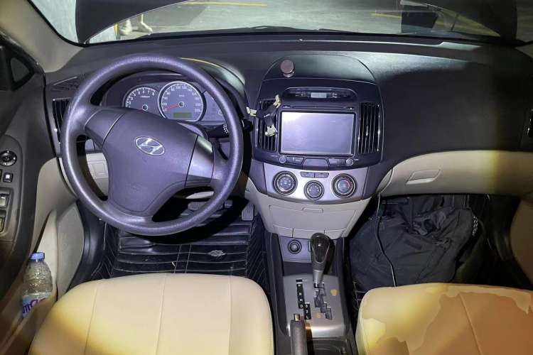 Used Hyundai Celesta 2011 1.6L Automatic Comfort Edition Center Console