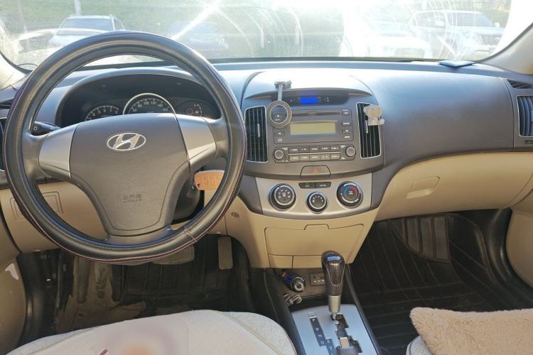 Used Hyundai Celesta 2011 1.6L Automatic Comfort Edition Center Console