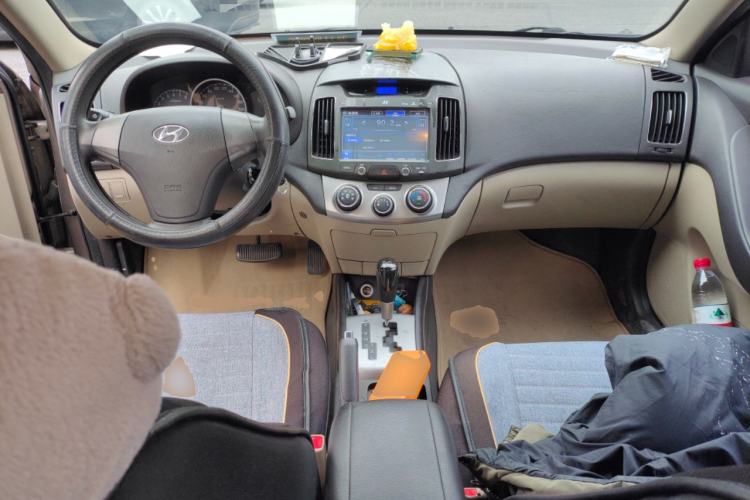 Used Hyundai Celesta 2011 1.6L Automatic Comfort Edition Center Console