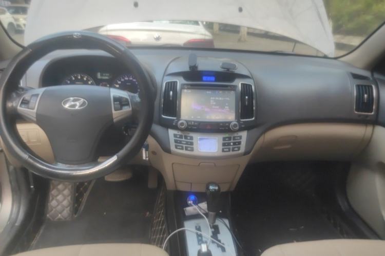 Used Hyundai Celesta 2011 1.6L Automatic Luxury Version Center Console