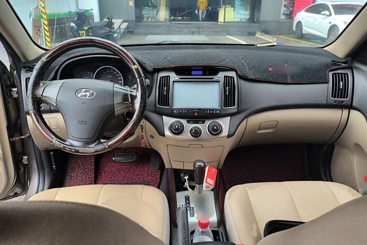 Used Hyundai Celesta 2011 1.6L Automatic Comfort Edition Center Console