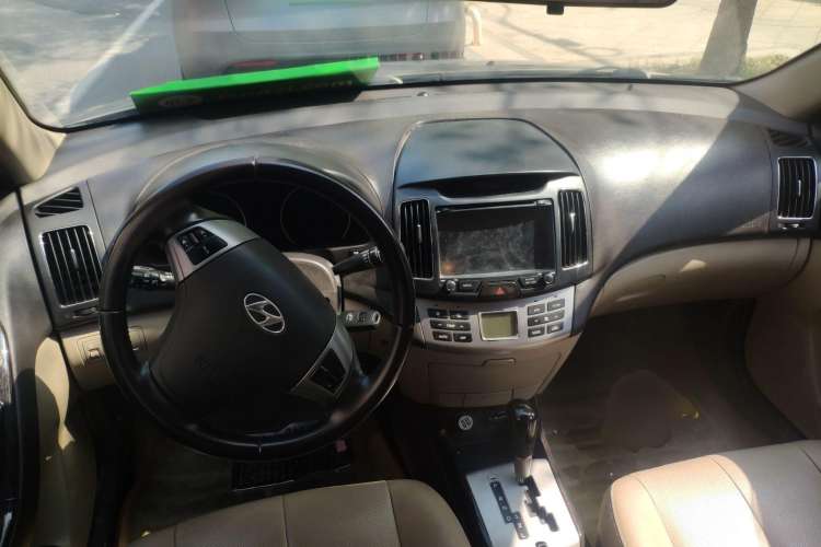 Used Hyundai Celesta 2011 1.6L Automatic Luxury Version Center Console