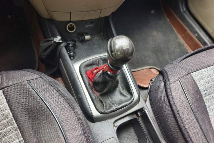 Used Hyundai Celesta 2011 1.6L Manual Luxury Model Gear Lever