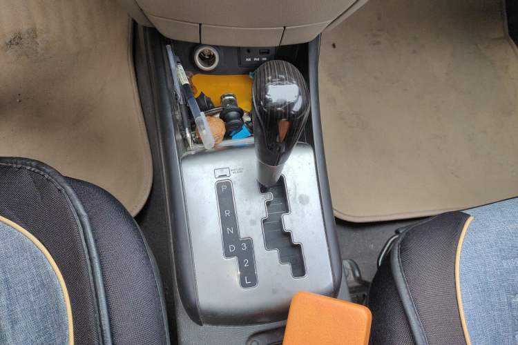 Used Hyundai Celesta 2011 1.6L Automatic Comfort Edition Gear Lever