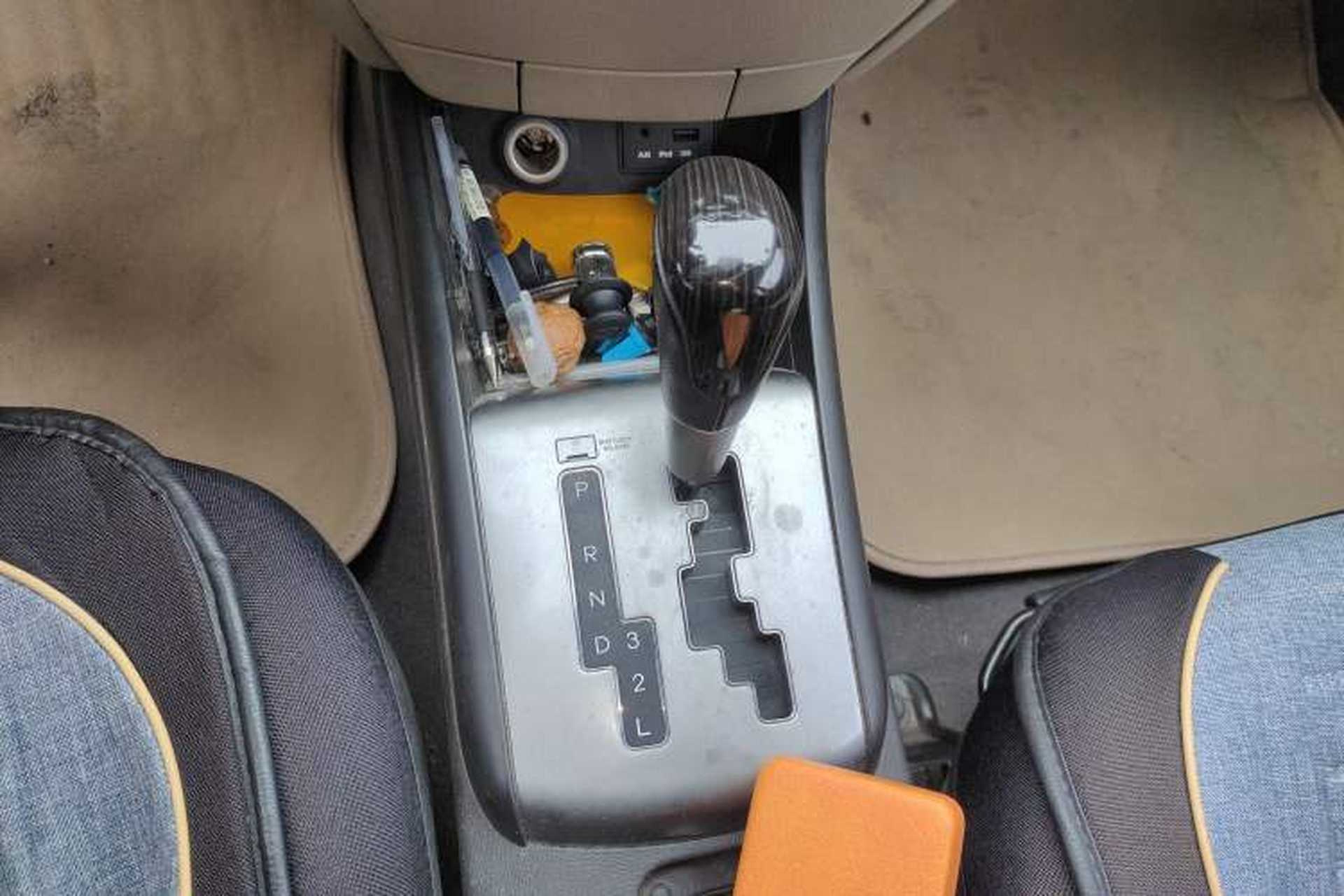 Used Hyundai Celesta 2011 1.6L Automatic Comfort Edition Gear Lever