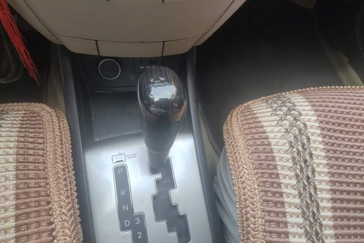 Used Hyundai Celesta 2011 1.6L Automatic Comfort Edition Gear Lever