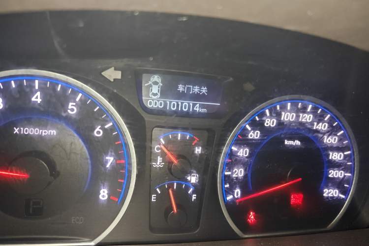 Used Hyundai Celesta 2011 1.6L Automatic Luxury Version Odometer Close Up