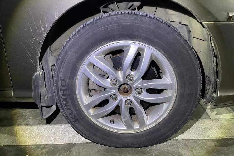 Used Hyundai Celesta 2011 1.6L Automatic Comfort Edition Right Front Wheel Hub