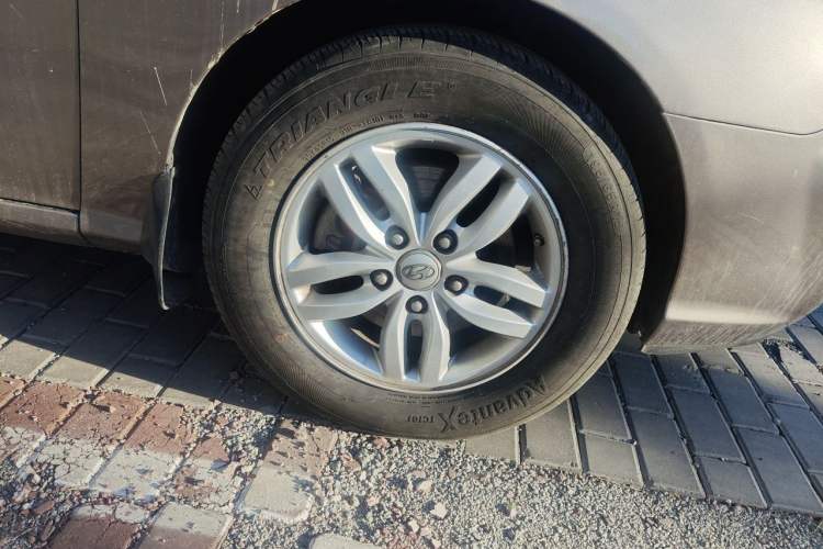 Used Hyundai Celesta 2011 1.6L Automatic Comfort Edition Right Front Wheel Hub