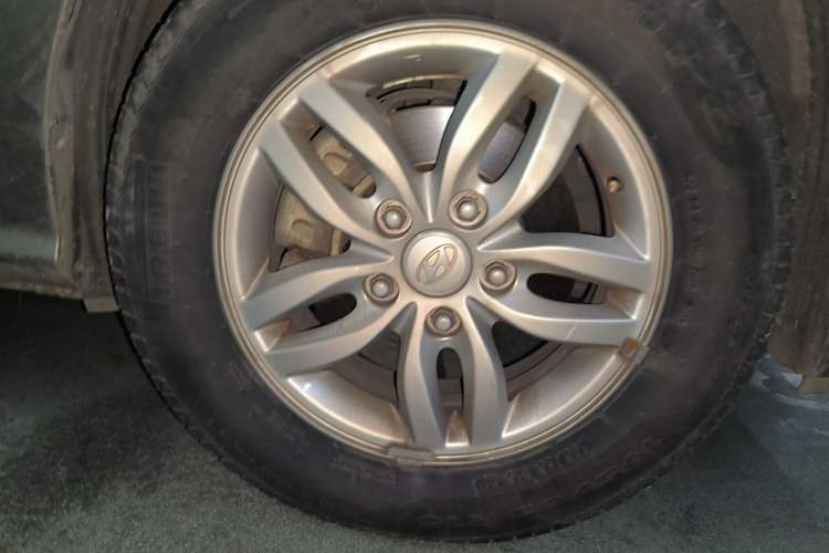 Used Hyundai Celesta 2011 1.6L Automatic Luxury Version Right Front Wheel Hub