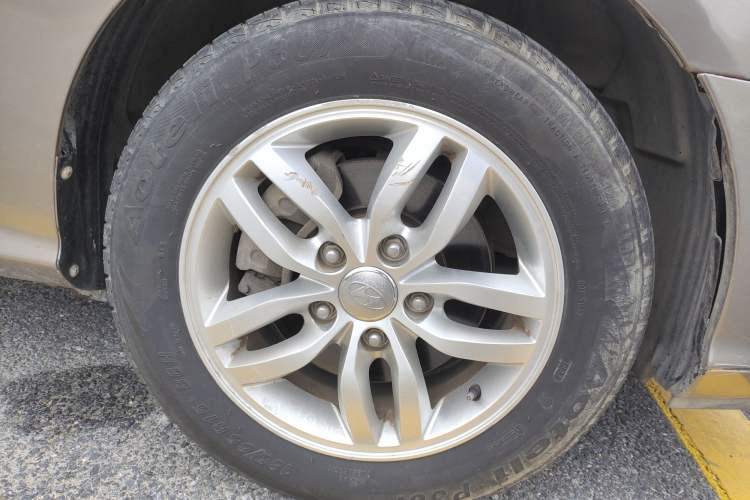 Used Hyundai Celesta 2011 1.6L Automatic Comfort Edition Right Front Wheel Hub