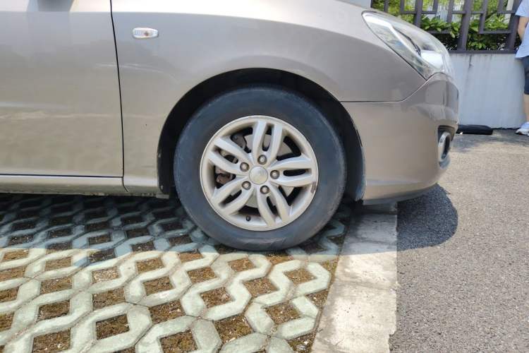 Used Hyundai Celesta 2011 1.6L Manual Comfort Edition Right Front Wheel Hub