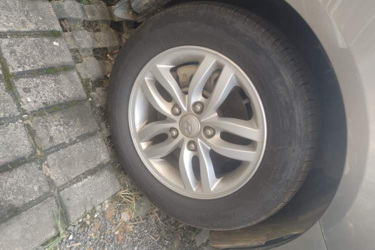 Used Hyundai Celesta 2011 1.6L Automatic Comfort Edition Right Front Wheel Hub