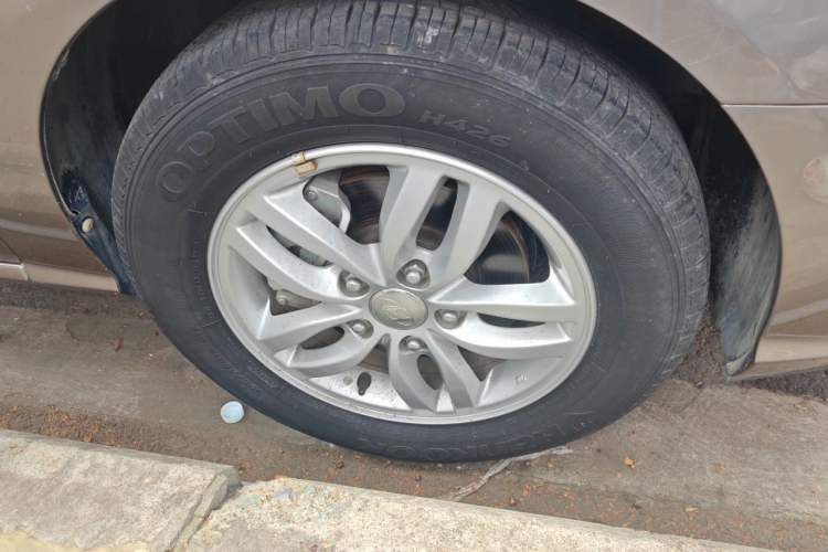 Used Hyundai Celesta 2011 1.6L Automatic Luxury Version Right Front Wheel Hub