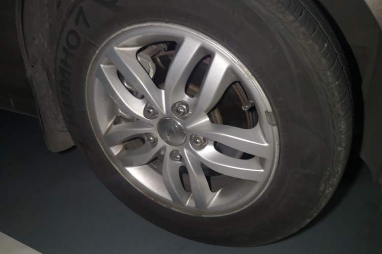 Used Hyundai Celesta 2011 1.6L Automatic Comfort Edition Right Front Wheel Hub