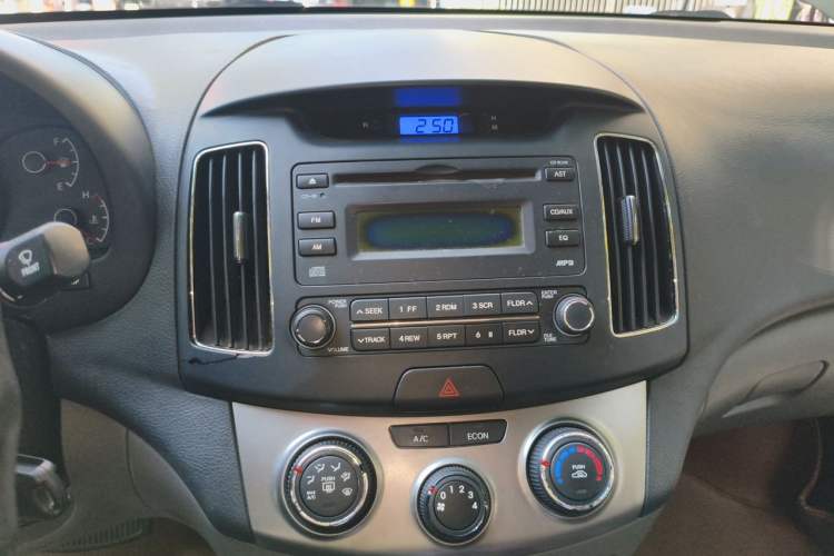 Used Hyundai Celesta 2011 1.6L Automatic Comfort Edition Audio And AC Panel