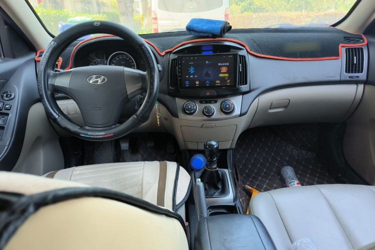 Used Hyundai Celesta 2011 1.6L Manual Luxury Model Center Console
