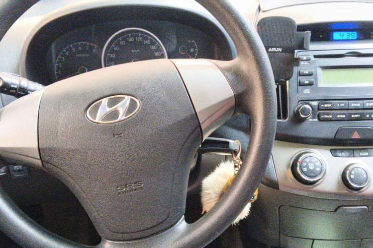 Used Hyundai Celesta 2011 1.6L Manual Luxury Model Center Console