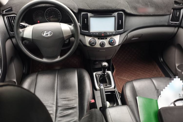 Used Hyundai Celesta 2011 1.6L Manual Luxury Model Center Console