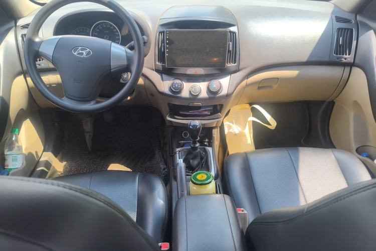 Used Hyundai Celesta 2011 1.6L Manual Luxury Model Center Console