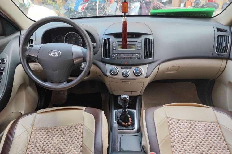 Used Hyundai Celesta 2011 1.6L Manual Luxury Model Center Console