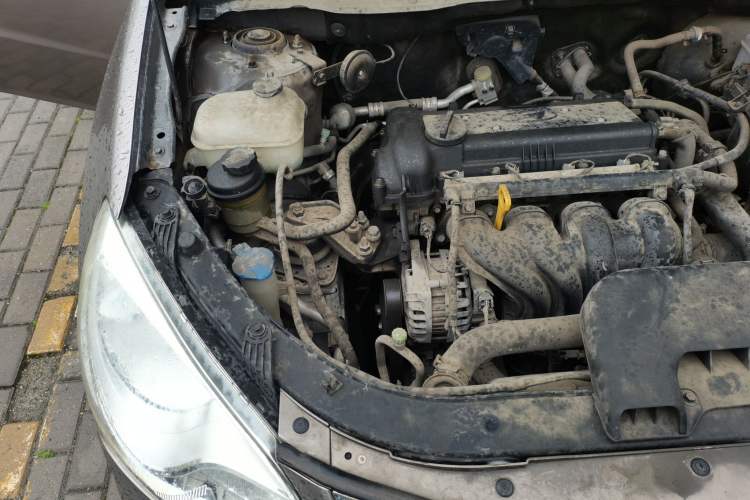 Used Hyundai Celesta 2011 1.6L Manual Luxury Model Engine Bay Right