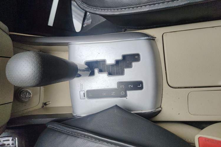 Used Hyundai Celesta 2011 1.6L Automatic Comfort Edition Gear Lever