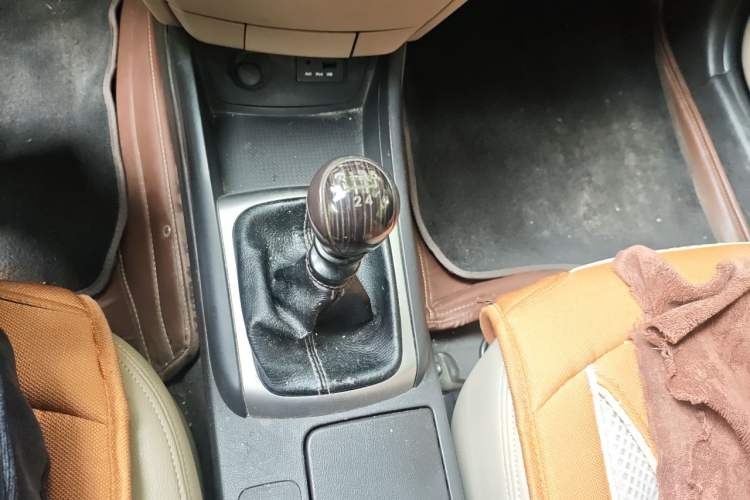 Used Hyundai Celesta 2011 1.6L Manual Comfort Edition Gear Lever